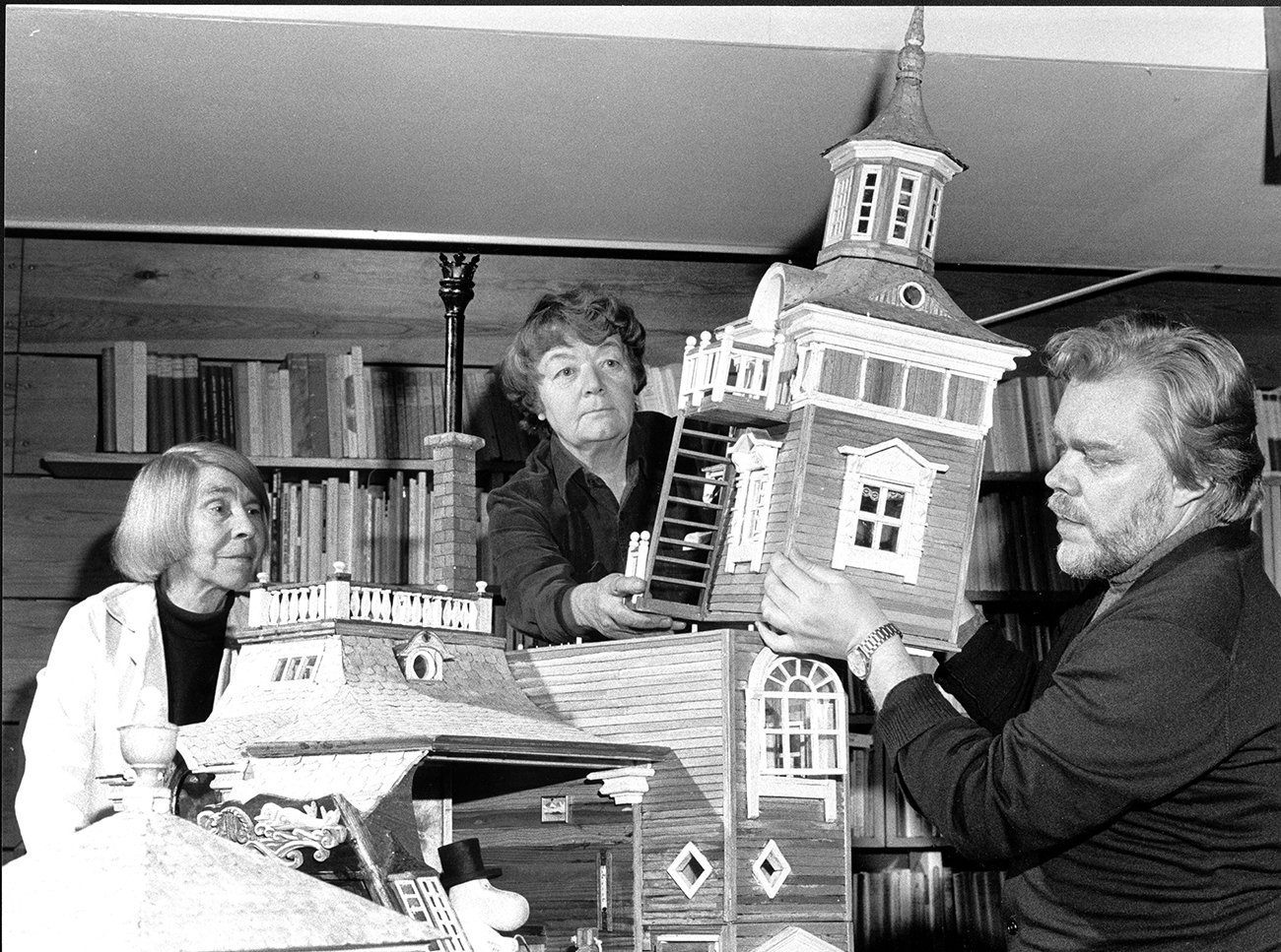 01 Tove Jansson Tuulikki Pietila and Pentti Eistola building the Moominhouse by Per Olov Jansson