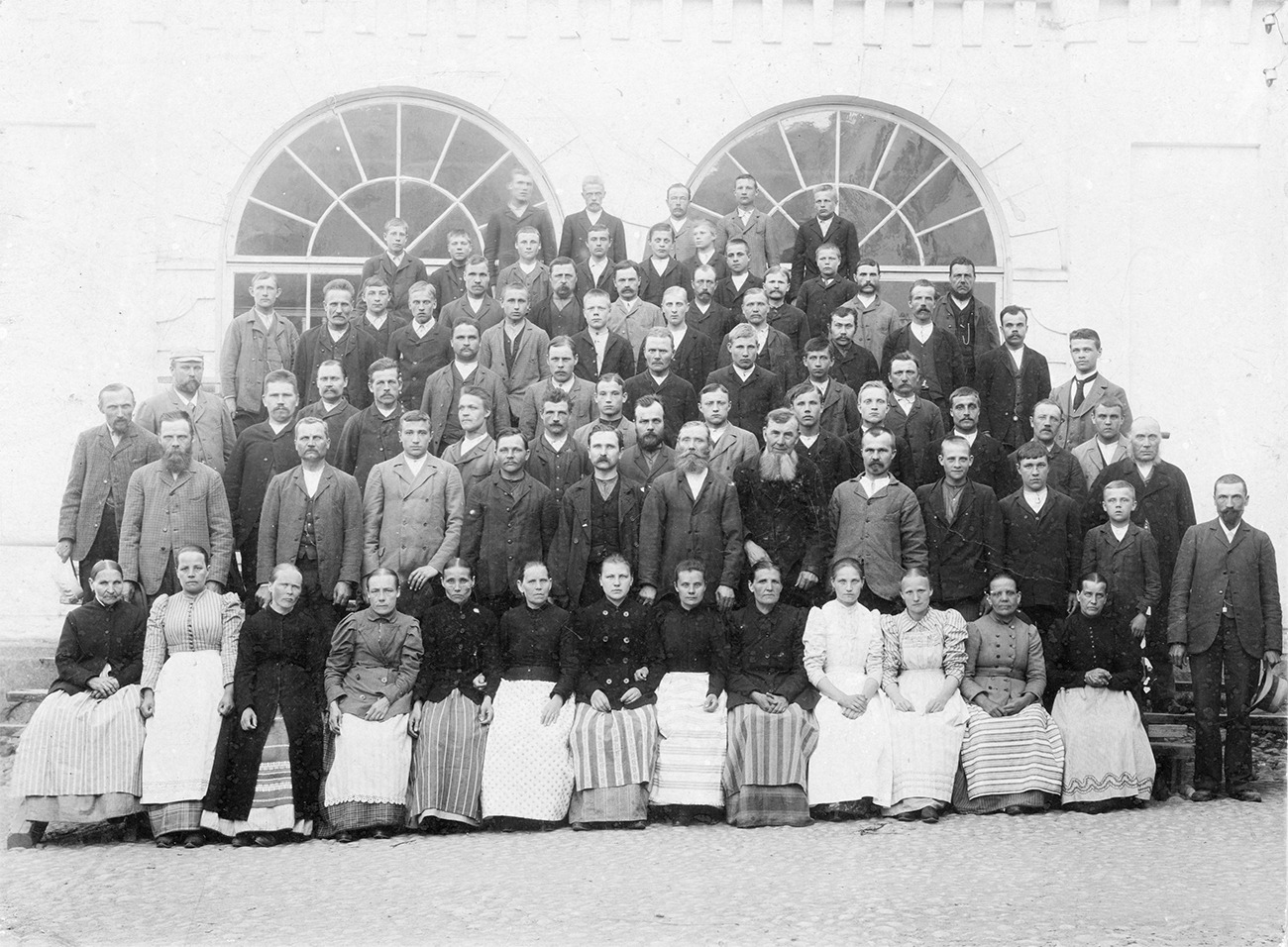 01 kangaspuolen väriosaston henkilökuntaa tehtaan pihassa Vapriikin kuva arkisto 1896