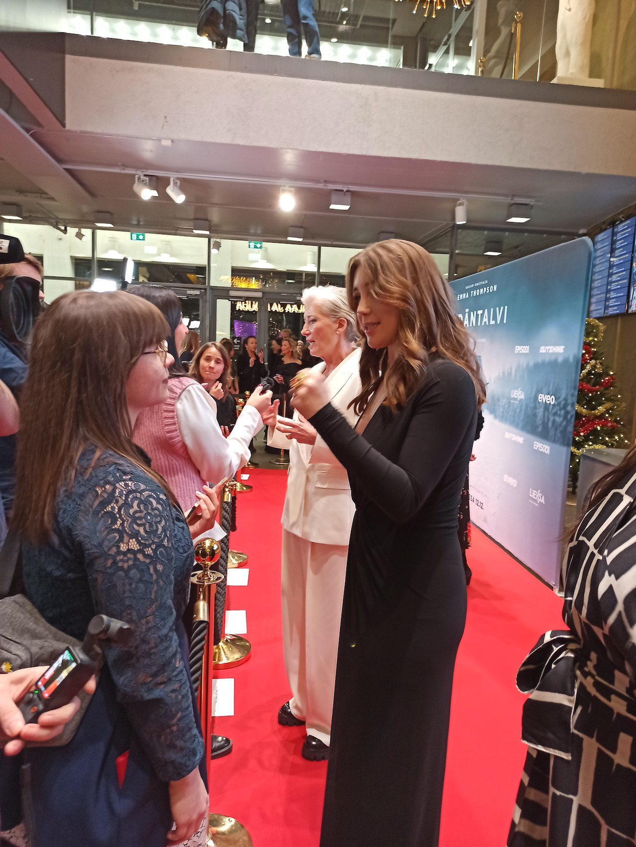 02 Vasemmalla Emma Thompson ja hänen tyttärensä Gaia Wise tiedotusvälineiden haastateltavina