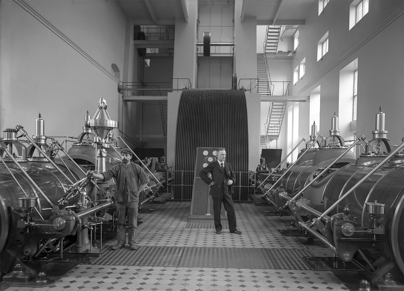 03 Sulzer höyrykone Finlaysonin tehtaan höyrykonehuoneessa by Eino Savia Vapriikin kuva arkisto 1912