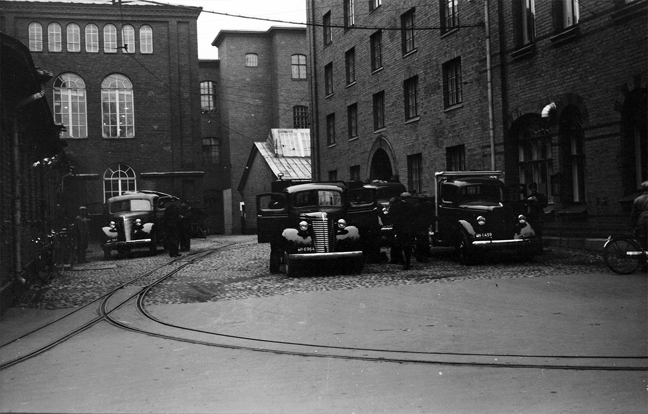 09 Finlaysonin tehtaan kuorma autoja by Teuvo Mäkinen 1940