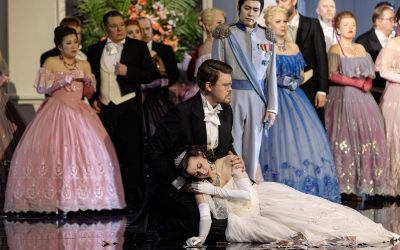 Tarina traagisesta rakkaudesta ja yhteiskunnan tekopyhyydestä – La Traviata Kansallisoopperassa