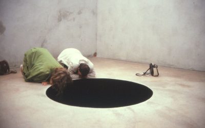 Tähtipölyä ja mustia aukkoja – Anish Kapoor on nykytaiteen supertähti, joka on kiintynyt väripigmentteihin ja väritiloihin