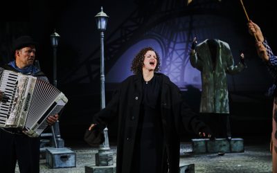 Piafia ei voi unelmaroolissa vain jäljitellä – arviossa Vaasan kaupunginteatterin ensi-iltanäytelmä