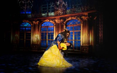 Kuuma kattaus katosta lattiaan – arviossa Tampereen Työväen Teatterin Kaunotar ja Hirviö