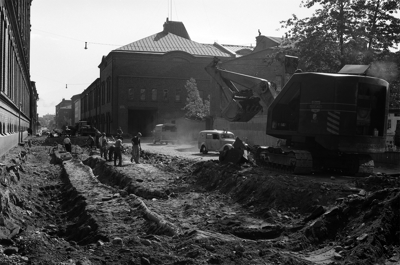 13 Katutyö Finlaysonin tehtaan portin edessä Vapriikin kuva arkisto 1958 1958