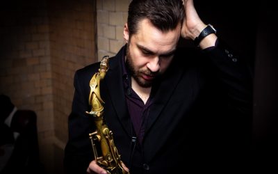 Kun saksofoni palaa -dokumentti vie katsojan Timo Lassyn maailmaan – elokuvanäytös ja konsertti samana iltana