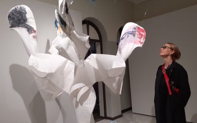 Tekstiilitaiteessa materiaalit kantavat tarinaa ja puhuvat rauhan puolesta – Jana Výborná-Turusen näyttely Tampereen Laikussa