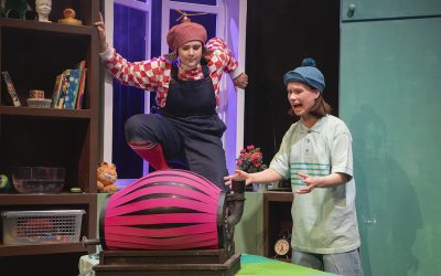 Astrid Lindgrenin Katto-Kassinen on maailman paras veättelijä – arviossa Komediateatterin ensi-ilta