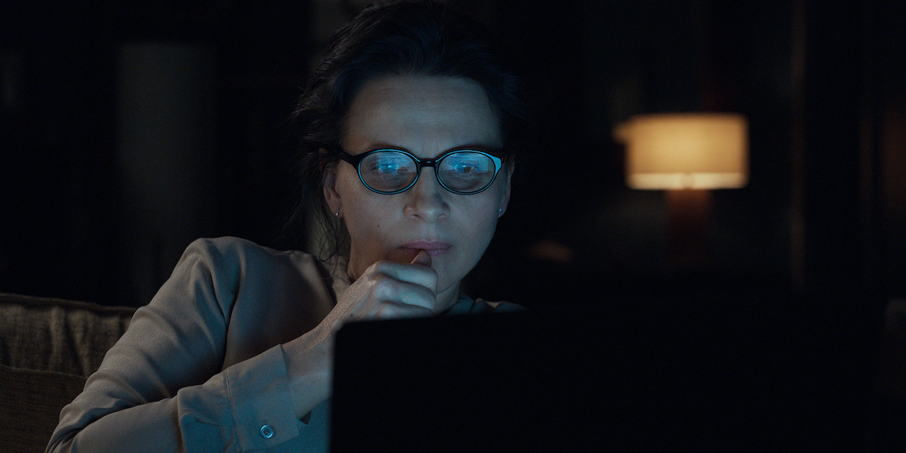 Juliette Binoche lukee tekstiä tietokoneen näytöltä Olen kuka haluat -elokuvassa.