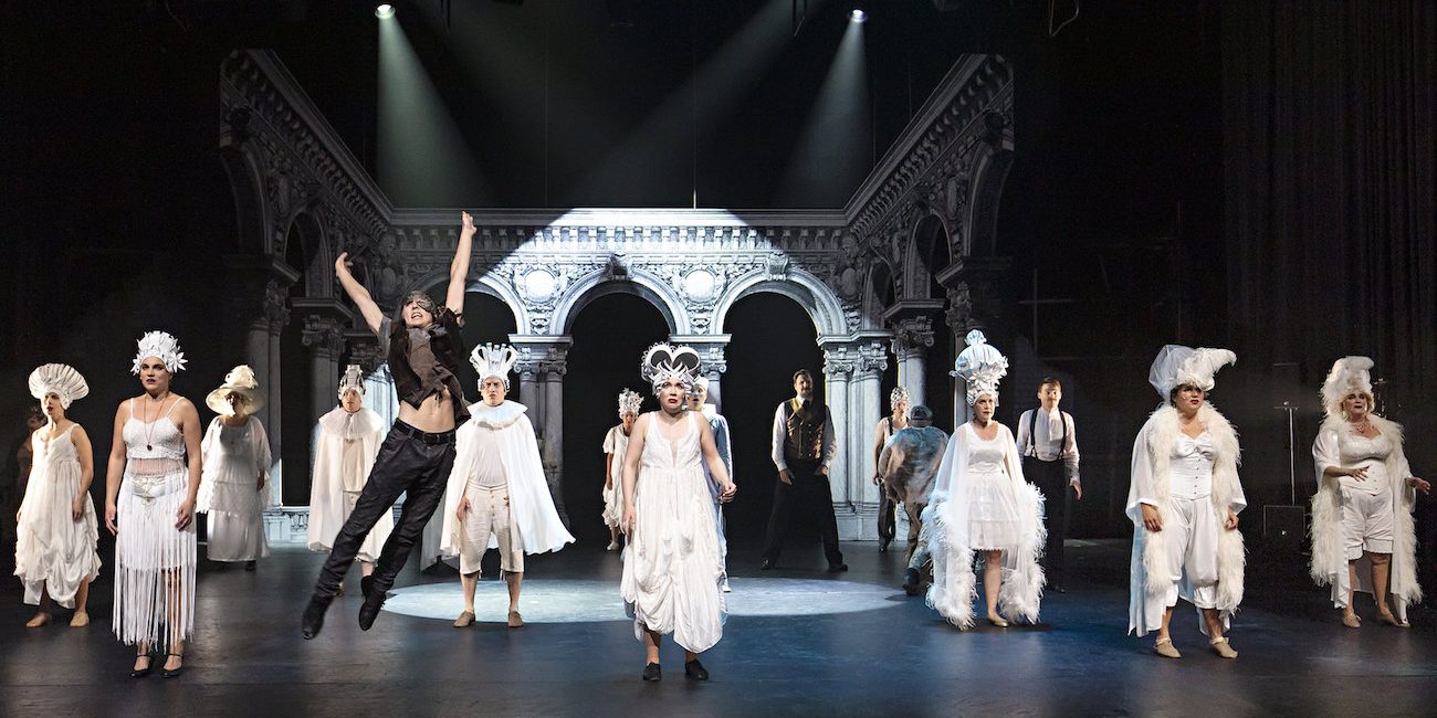 Tanssikohtaus Jyväskylän kaupunginteatterin musikaalista Phantom – Pariisin oopperan kummitus.