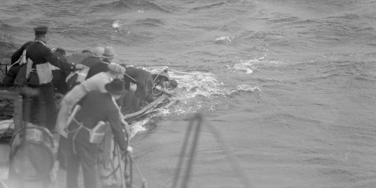Haaksirikkoituneen Kuru-laivan matkustajien pelastetaan veden varasta 7.9.1929. Kuva: Veikko Kanninen
