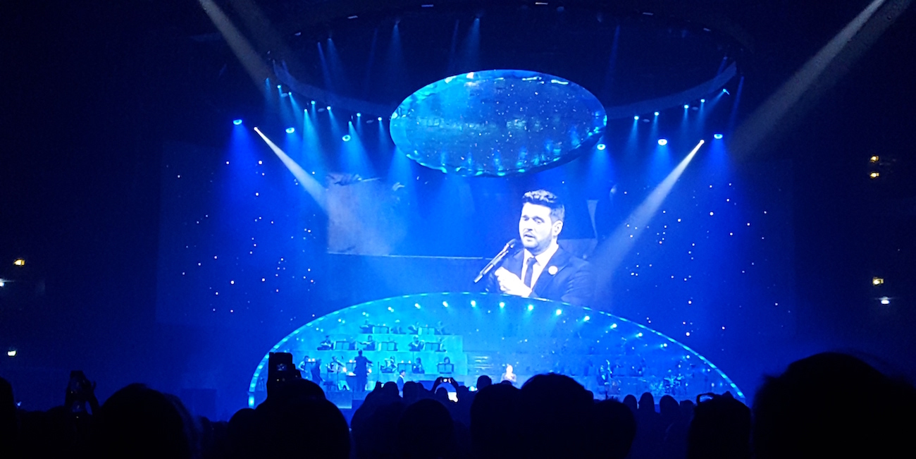 Yhden illan kuplassa Michael Bublé tarjoili lämmintä läsnäoloa – arvostelu Helsinki Areenan konsertista