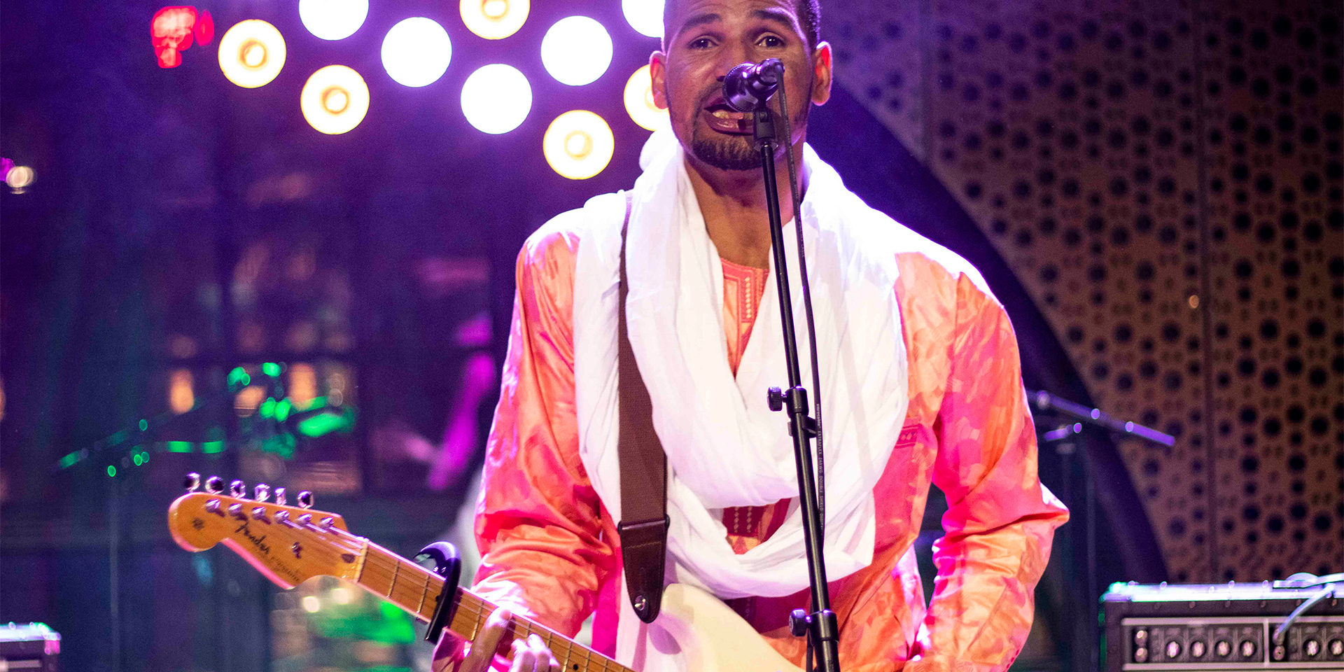 Saharan Hendrixin aavikkobluesissa soi autiomaan ääretön autius – Mdou Moctar ja Maajo G Livelabissa