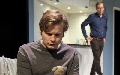 Lapsen mieli murtuu – Paavo Kinnunen näyttelee upeasti traumatisoitunutta teiniä Kom-teatterin Pojassa