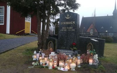 Se on Pori, missä ikävä on suuri – kynttilät, kukat ja kortit lohduttavat Olli Lindholmin haudalla