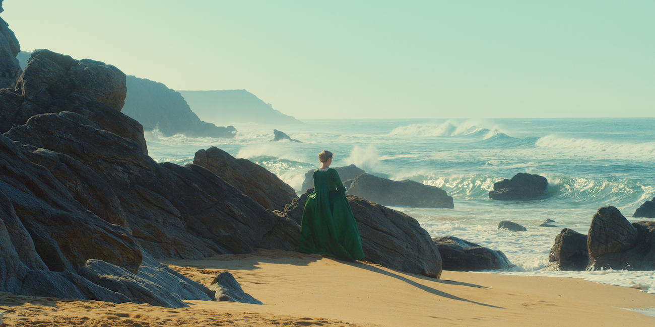 Adèle Haenel merenrannalla elokuvassa Nuoren naisen muotokuva.
