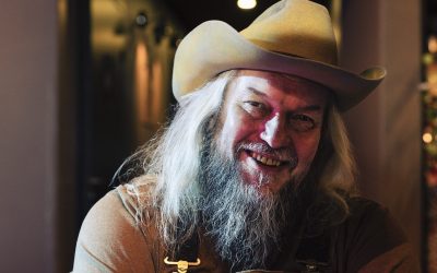 Stenari täyttää 60 vuotta – Kantrimuusikko on edelleen tien päällä ja meinaa jatkaakin kiertolaiselämää