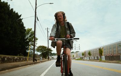 Yorgos Lanthimos kuvaa nykymaailman hulluutta osuvasti mutta rankasti – arviossa ensi-iltaelokuva Bugonia