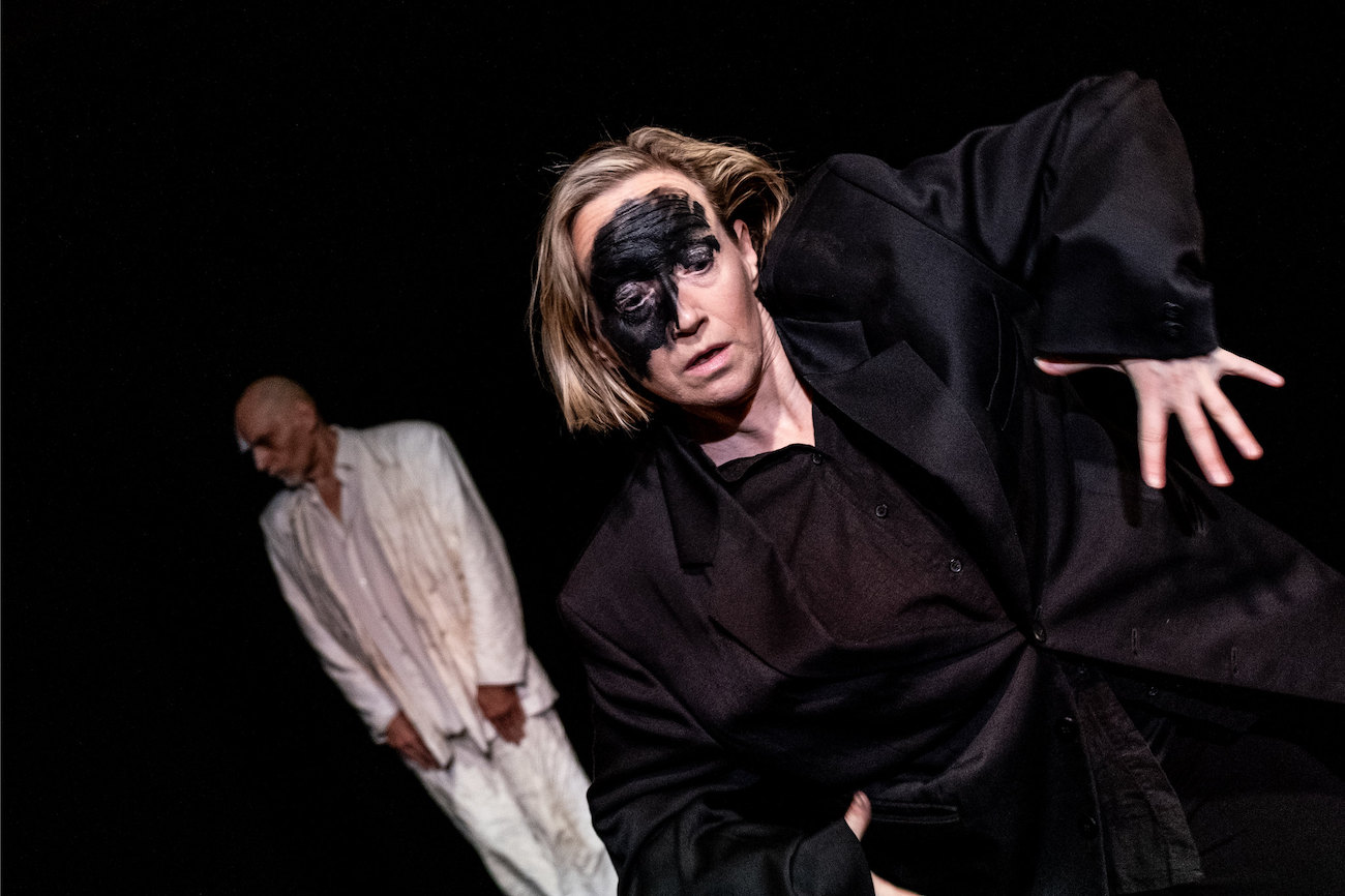 Liikkeellinen vaellus omaan ja toisen maailmaan – arviossa Teatteri Telakan Ombra