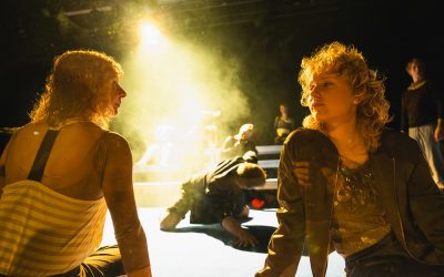 Hällä-näyttämöllä katsotaan ja ollaan katseitten kohteina, mutta tullaanko nähdyiksi? Arviossa Voyeur