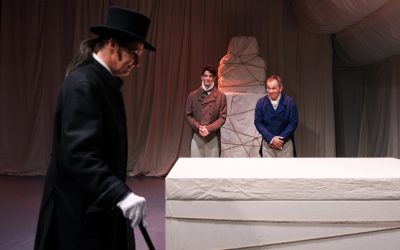 Ryhmäteatterin nautinnollinen historiantunti vaatii vastauksia ja löytääkin niitä – arviossa Rosettan kivi