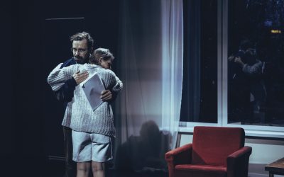 Tragikoominen tulkinta sukupolvien välisistä kuiluista ja traumoista – arviossa Kansallisteatterin Isän maa