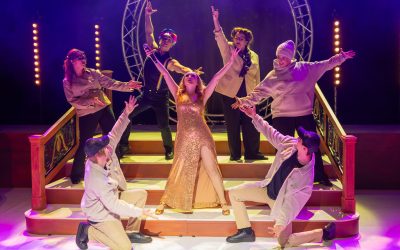 Titanique törmäilee estoitta härskin huumorin äärirajoilla – arviossa Tampereen Komediateatterin kevään musikaaliparodia