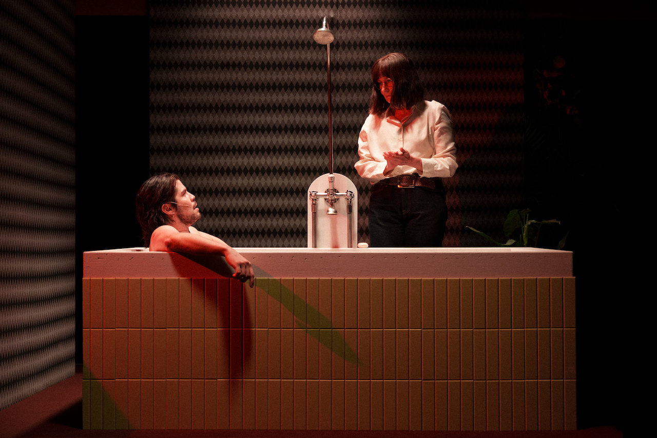 Ryhmäteatterin The Poet of Finland on mainio muistutus siitä, että maailma on täynnä neromyyttiä helliviä pikkupoikia