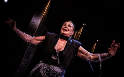 Tekoälyn kanssa flirttailu tuottaa tulosta – arviossa Teatteri Telakan Kuningatarhillo
