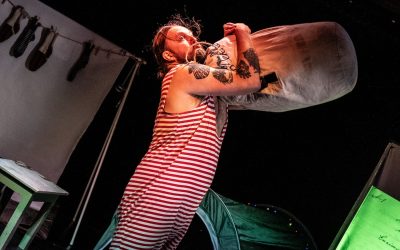 Pekko Käpin tutkimusmatka yhden miehen historiaan – arviossa Teatteri Telakan Maailman onnellisin mies