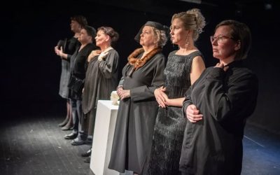 Valkeakosken vuoro hersyttää menestysnäytelmää – Viisi naista kappelissa melskaa ja piikittelee mehukkaasti