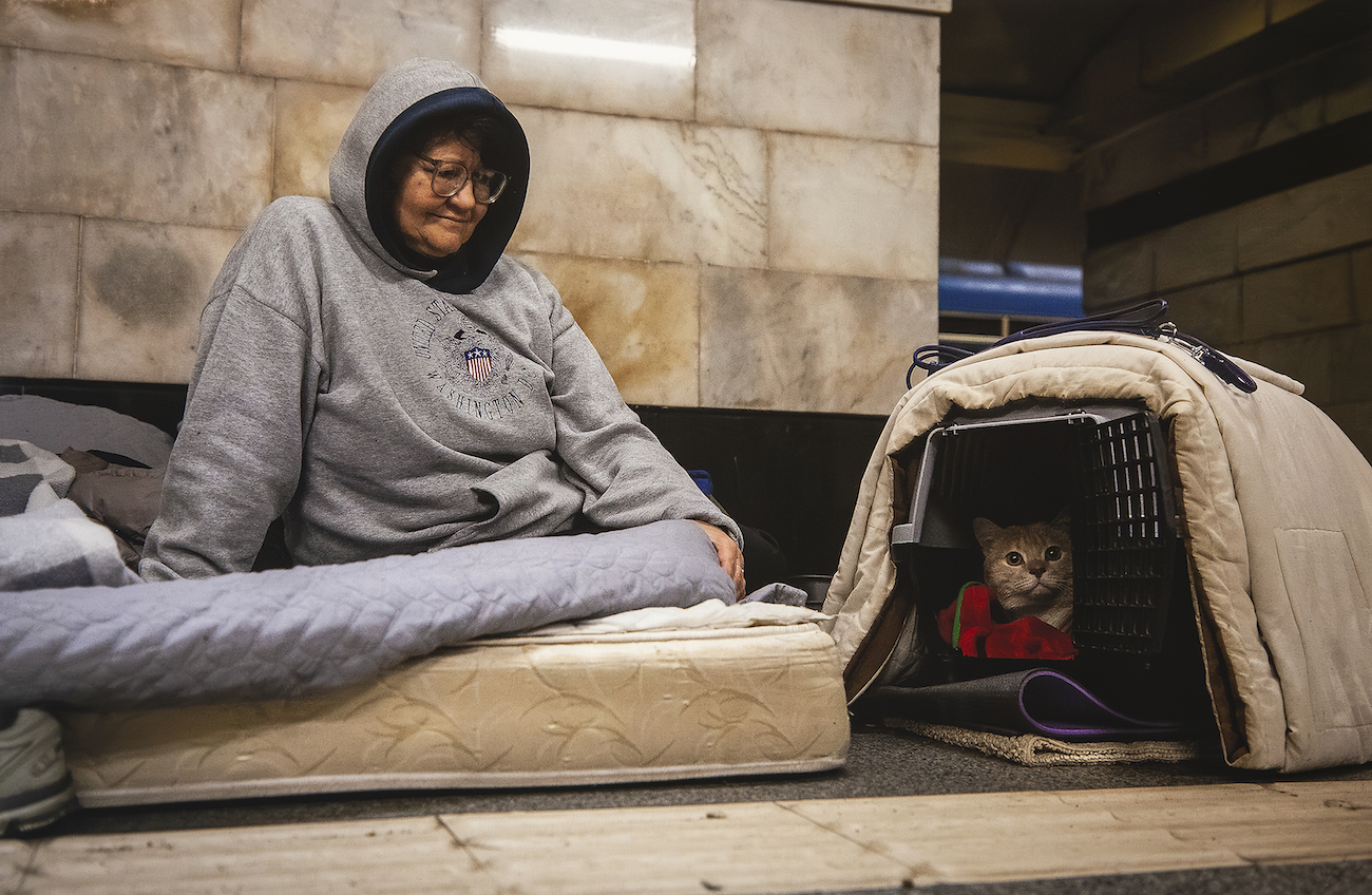 Nainen on piiloutunut lemmikkinsä kanssa metrotunneliin Kiova 18.3.2022