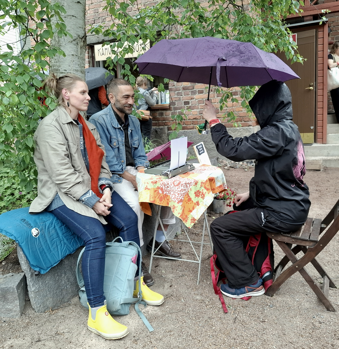 7. Runomuotokuvia sateessa