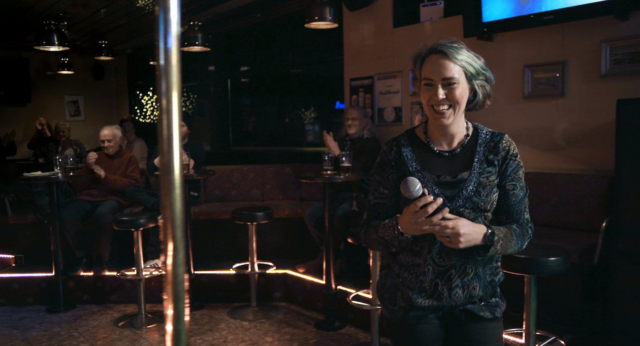 7 karaokeparatiisi elina laulaa kuva sari aaltonen karaokea napafilms copy