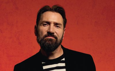 Lauluntekijyydestä, elämästä ja Egotripistä – arviossa Knipi-elämäkerta Kuinka vangita perhonen