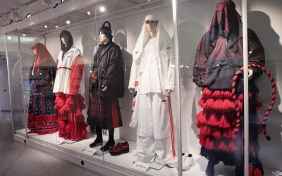 Kansanperinne kohtaa tuulipukukansan – Lauri Greis Suomen käsityön museossa Jyväskylässä