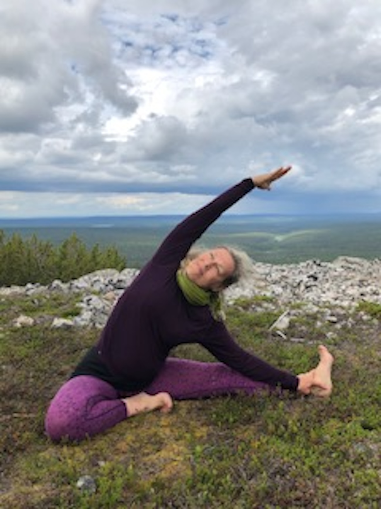 Annika joogaa luonnossa