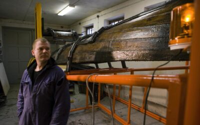 Markus Copperin veistoksissa on vaaran tuntua – suurnäyttely Metallin maku Kiasmassa
