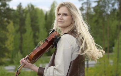 Viulunsoittaja lumoaa soitollaan – arviossa Heli Pitkäsen Nokian kesäteatterille kirjoittama kantaesitys