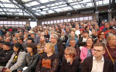 Saimaa-ilmiö 45 vuotta – Komediateatterilla keinuttiin nostalgian aalloilla suomirockin tähtien seurassa
