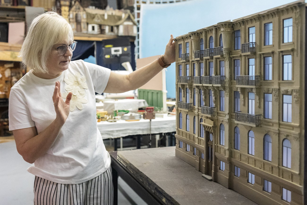 Dace Rīdūze ja yksi Alberta kadun lavasteseinistä