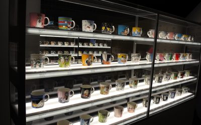 Muumitaidetta on mukeissa jo valtava määrä – Muumimukimania ällistyttää Muumimuseossa