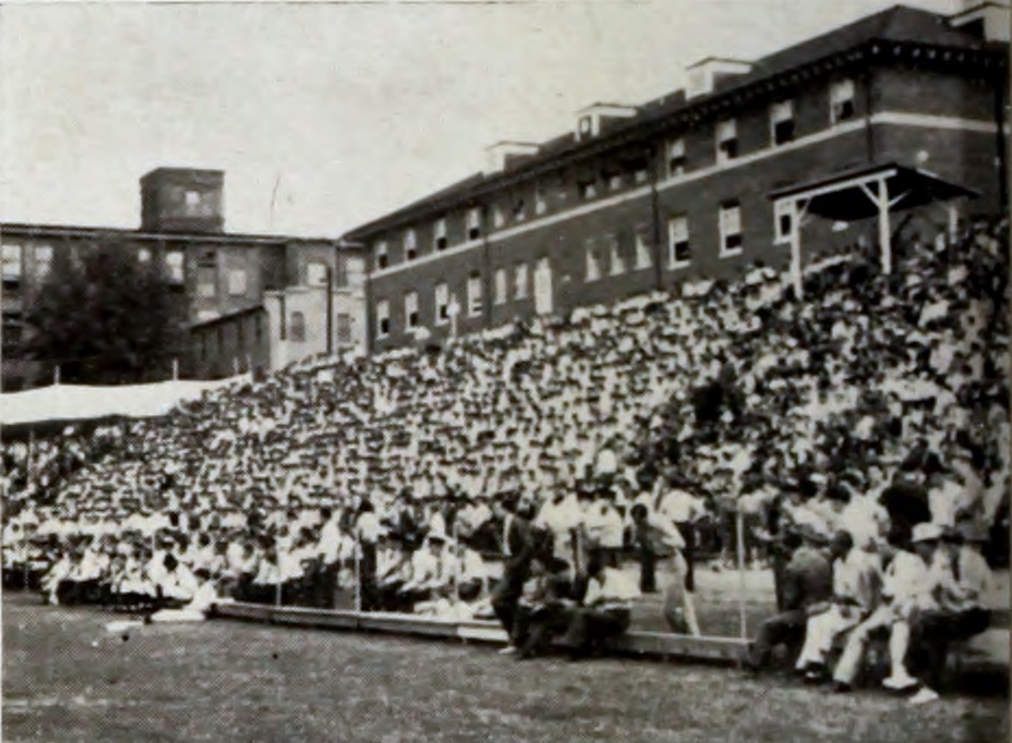 Football crowd at Riggs Field Taps 1940 kopio