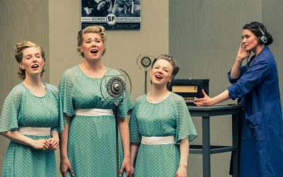 Harmony Sisters on vahvojen naisten tarina, joka kannattaa kertoa – arviossa Pyynikin kesäteatterin näytelmä laulavista sisaruksista
