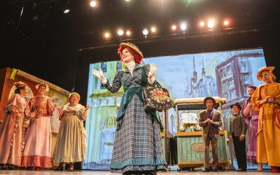 Kepeä Broadway-musikaali taituroidaan tyylipuhtaasti maaliin – arviossa Valkeakosken kaupunginteatterin Hello Dolly