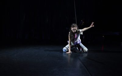 Vanhemmuus ja ruuhkavuodet saavat kehollisen muodon monologissa – arviossa KokoTeatterin Homoäiti