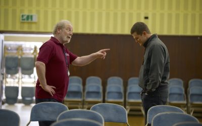 Läheisen ihmisen Touretten syndrooma on haaste kaikille, näyttää brittidraama I Swear – Minun ääneni