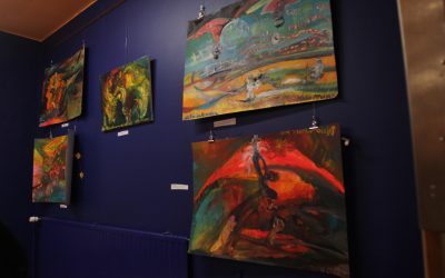 Leiskuvan yhteismaalausnäyttelyn avajaisia vietettiin tamperelaisessa Liekki Art Studiossa