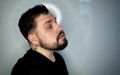 Mitä ovat audition, ensemble, understudy ja swing? Näyttelijä Pekko Hirvonen kertoo